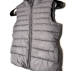 Gray padded vest for a girl aged 7-8 years